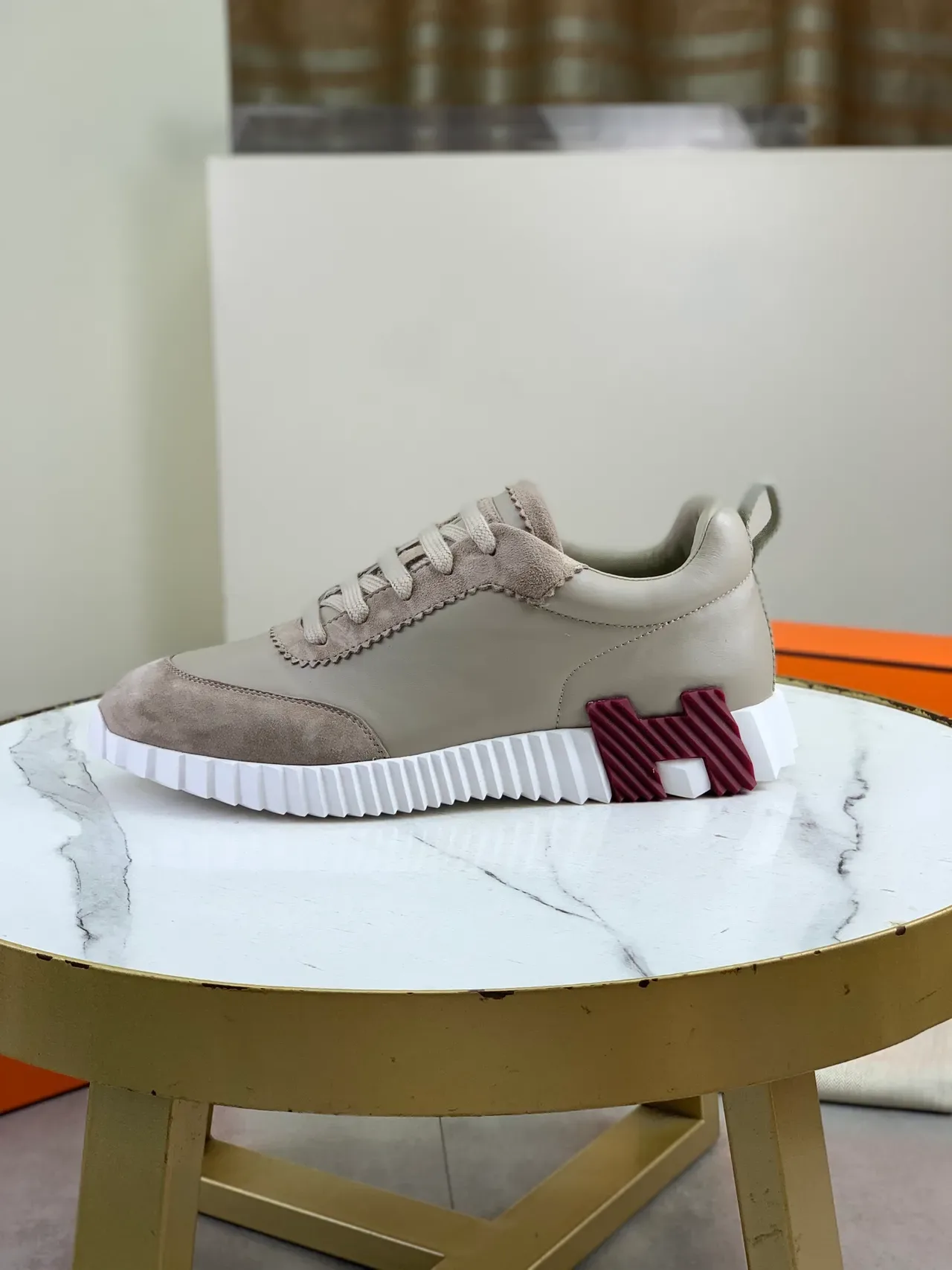 Hermès Beige Burgundy Zapatos Lifestyle con Upper de Suede-Leather Hybrid, Ojales cosidos en zigzag 5