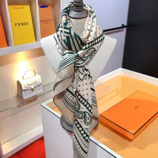 Hermès भूरे हरे ज्यामितीय प्रिंट स्टार मोटिफ सिल्क स्कार्फ