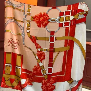 Hermès বেইজ লাল ঘোড়ার হার্নেস মোটিফ ফ্লোরাল এক্সেন্ট সিল্ক স্কার্ফ