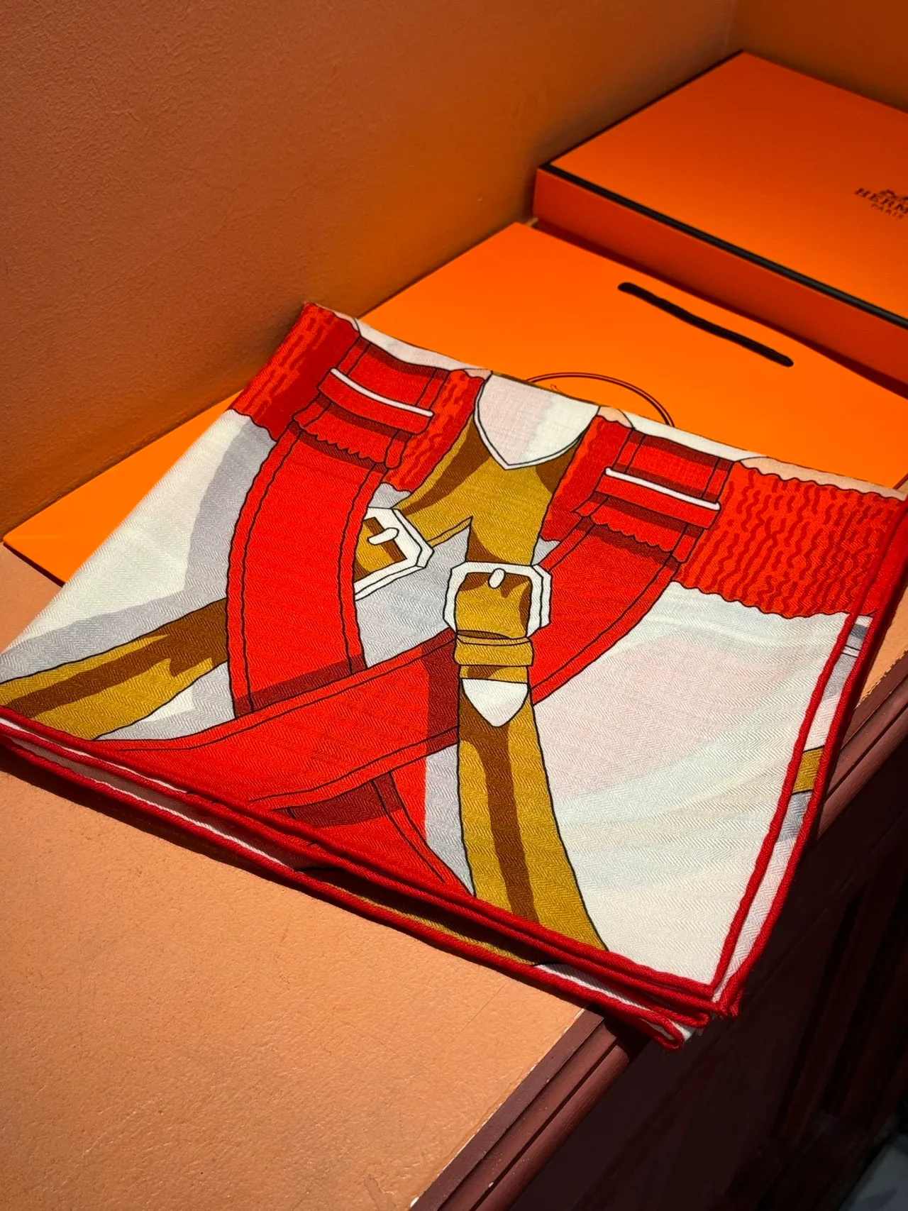 Hermès Lenço de seda bege e vermelho com motivo de arnês ecuestre e acentos florais 6