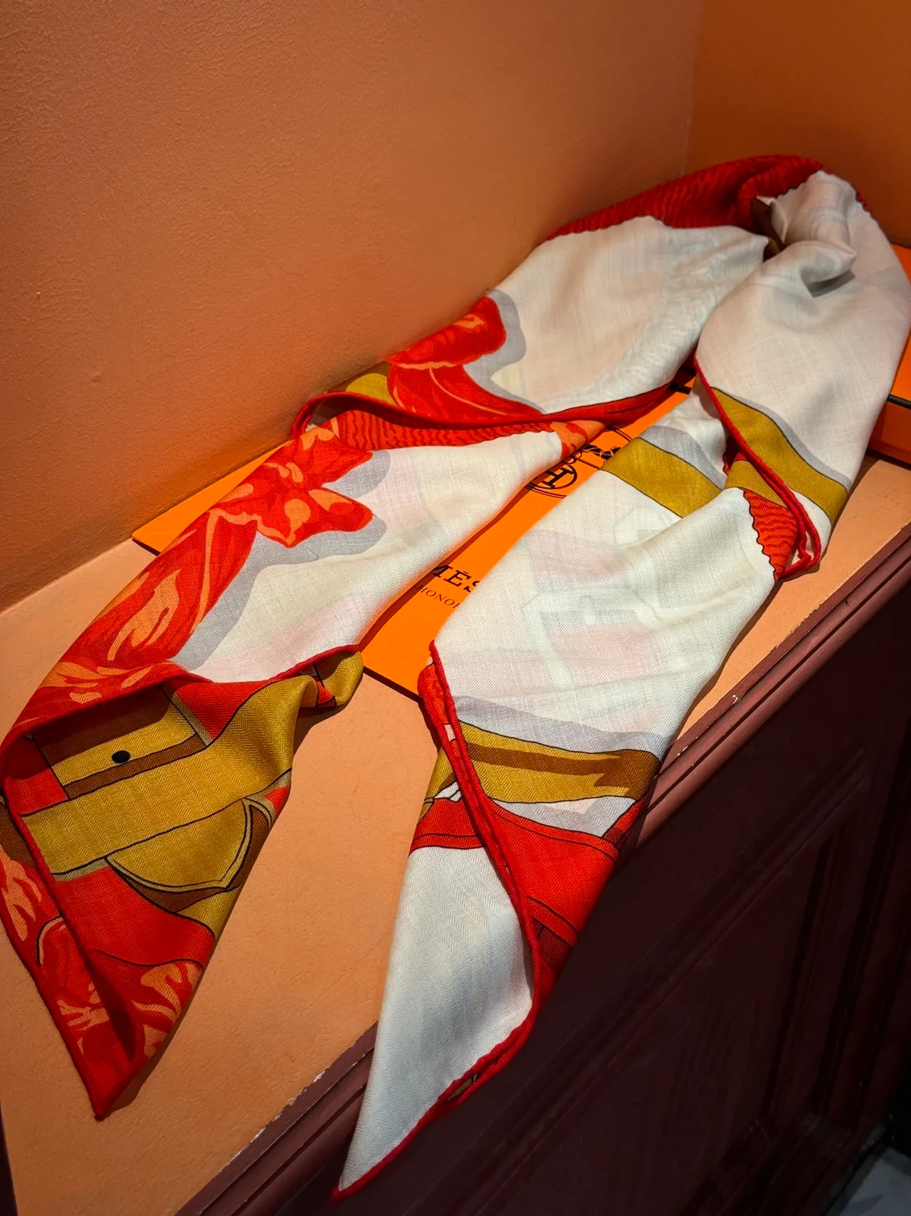 Hermès Lenço de seda bege e vermelho com motivo de arnês ecuestre e acentos florais 7