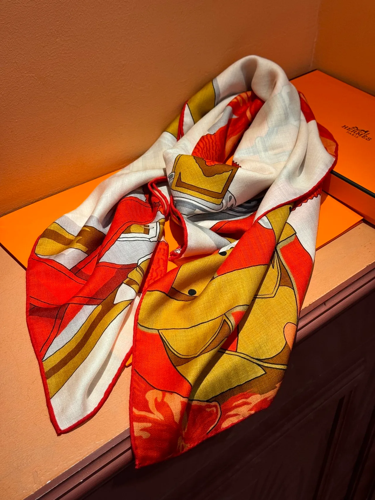 Hermès Lenço de seda bege e vermelho com motivo de arnês ecuestre e acentos florais 8