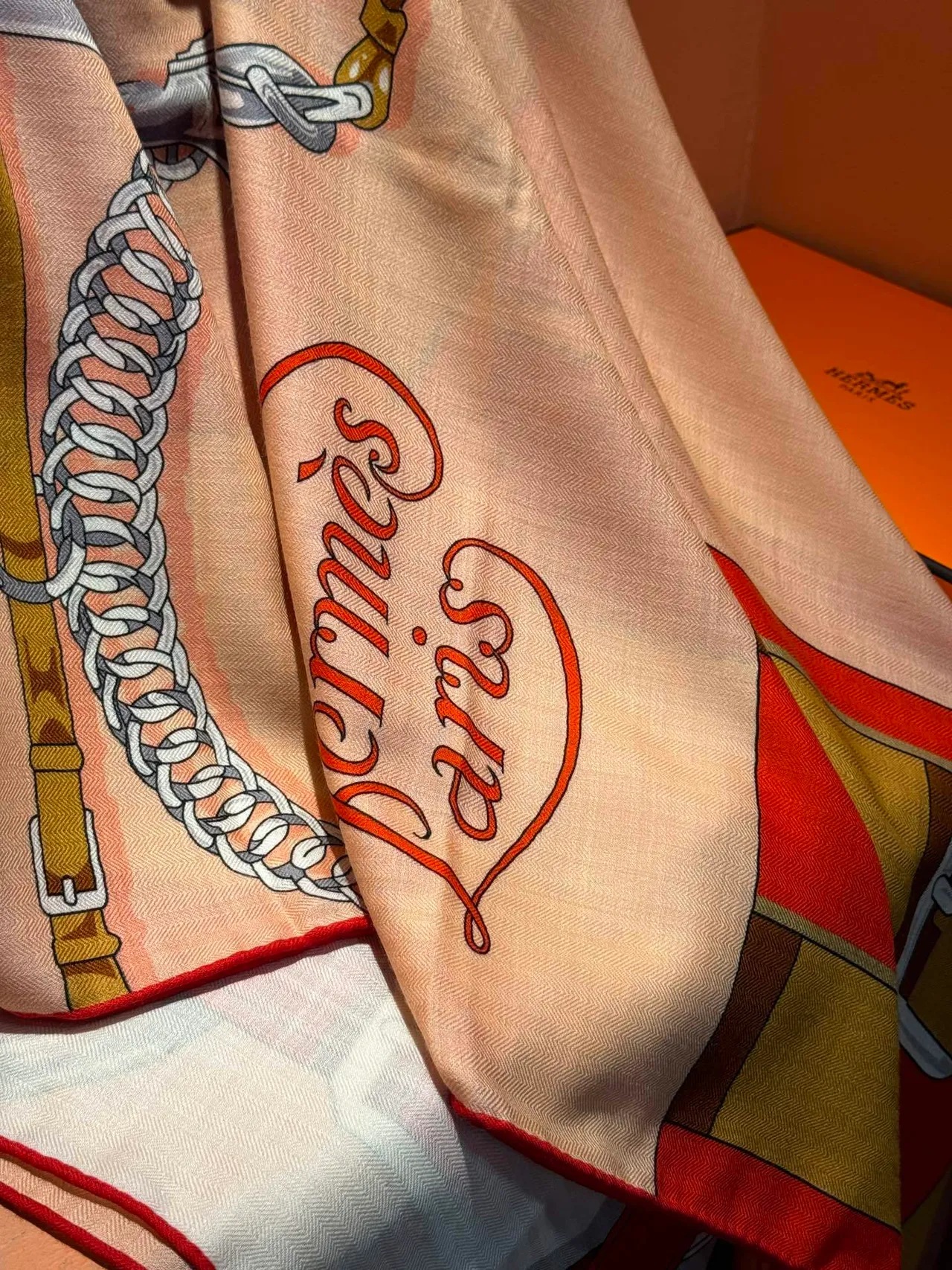 Hermès Lenço de seda bege e vermelho com motivo de arnês ecuestre e acentos florais 9
