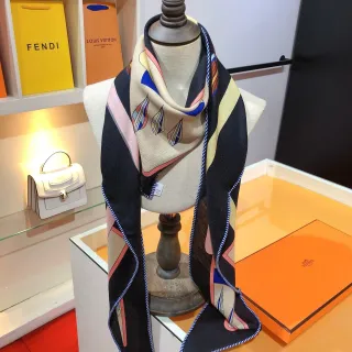 Hermès काला भूरा बड़ा त्रिकोणीय सैलबोट प्रिंट रेशम का स्कार्फ