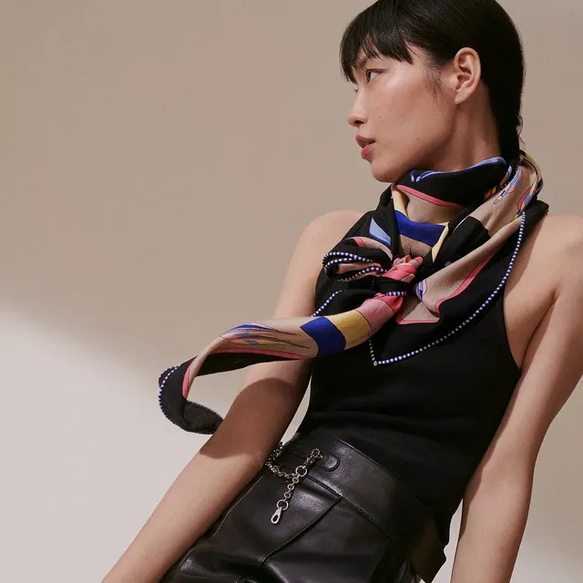 Hermès Noir Beige Grande Triangulaire Imprimée Voilier Écharpe de Soie 3