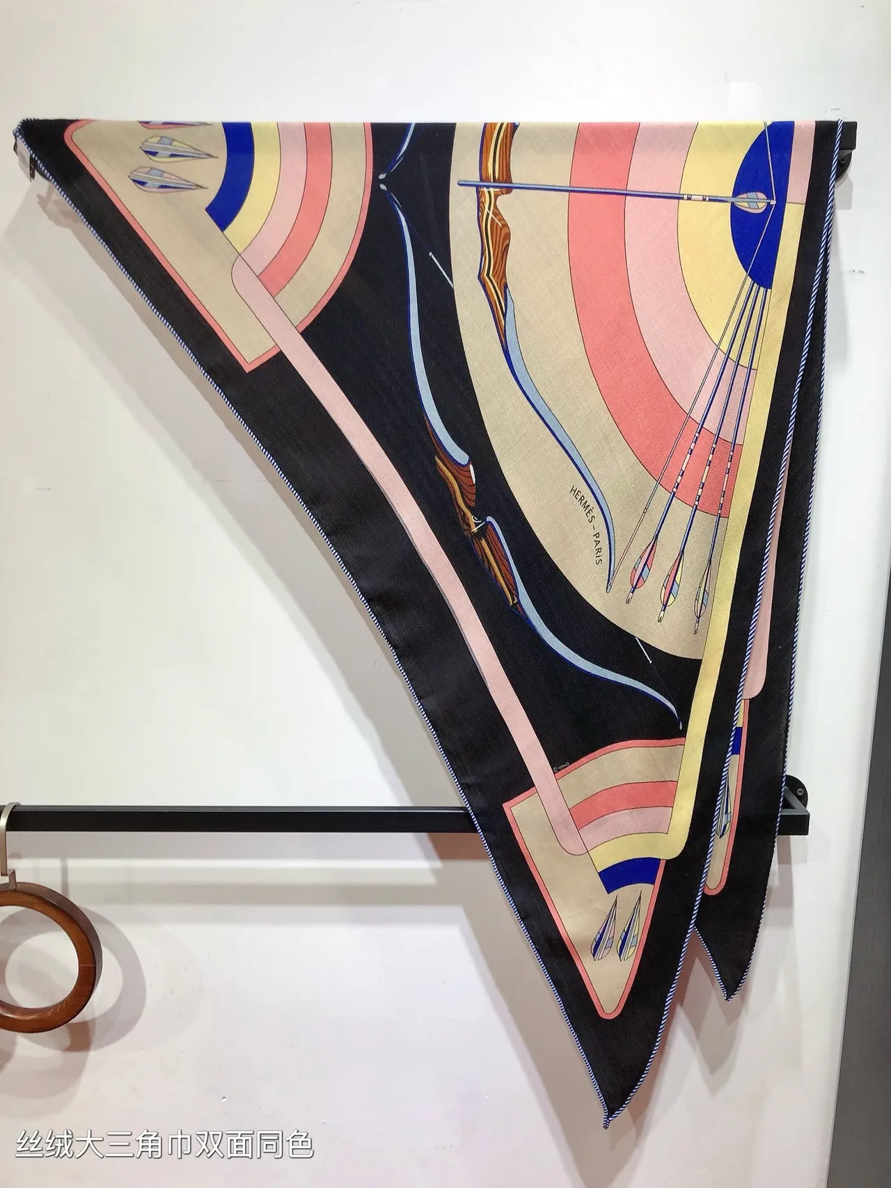 Hermès Noir Beige Grande Triangulaire Imprimée Voilier Écharpe de Soie 5