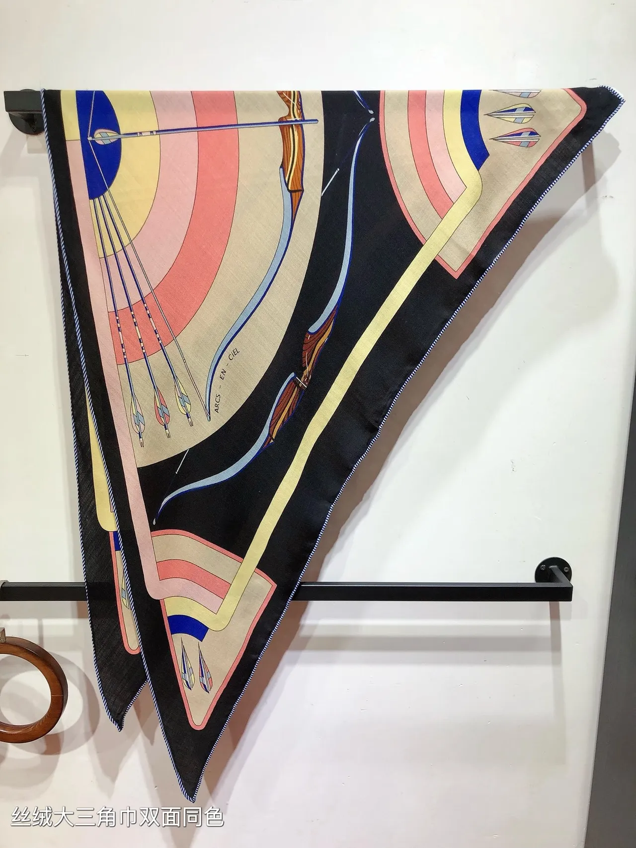 Hermès Noir Beige Grande Triangulaire Imprimée Voilier Écharpe de Soie 6