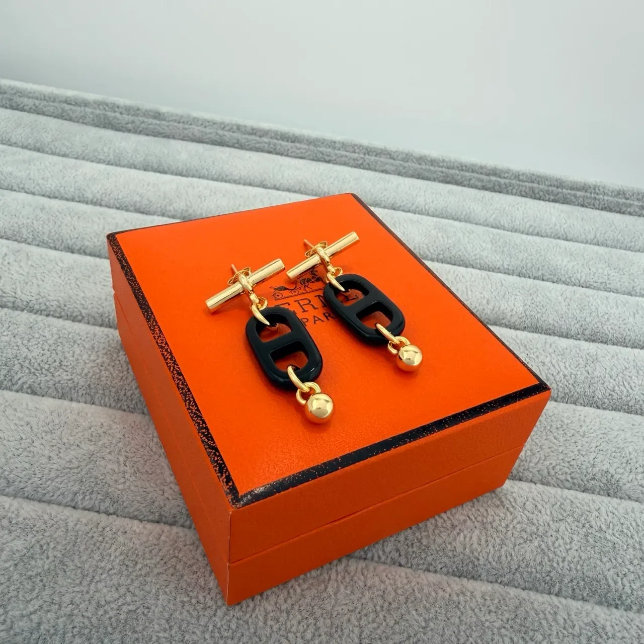 Hermès 黑金 H形 树脂 图案 切换扣 耳环 2