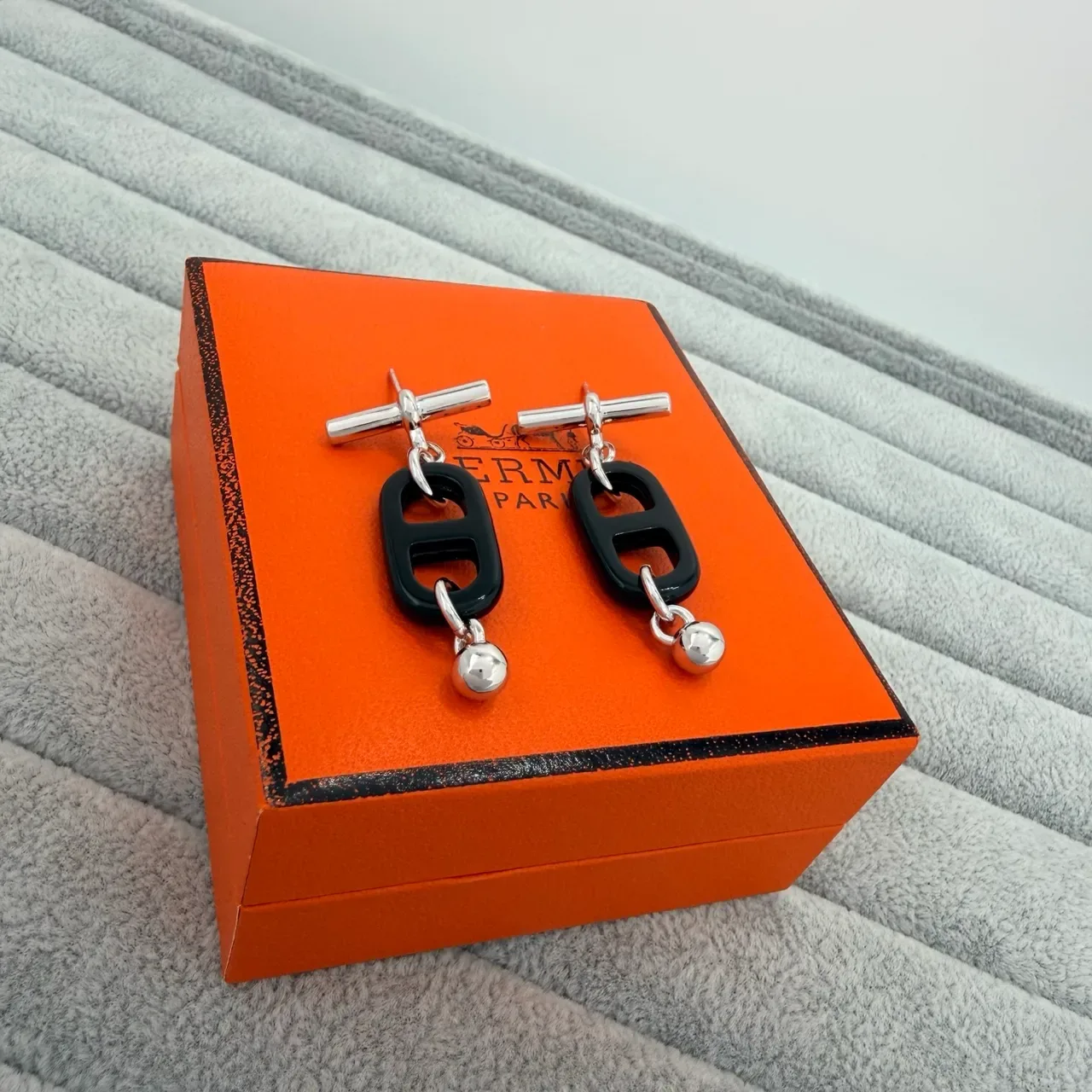 Hermès 黑金 H形 树脂 图案 切换扣 耳环 3