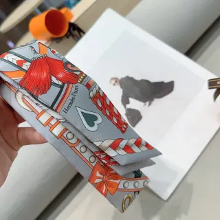 Hermès अश्वारोही नमूना भूरा रेशम का दुपट्टा