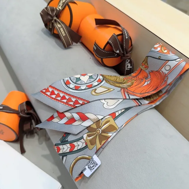 Hermès अश्वारोही नमूना भूरा रेशम का दुपट्टा 4