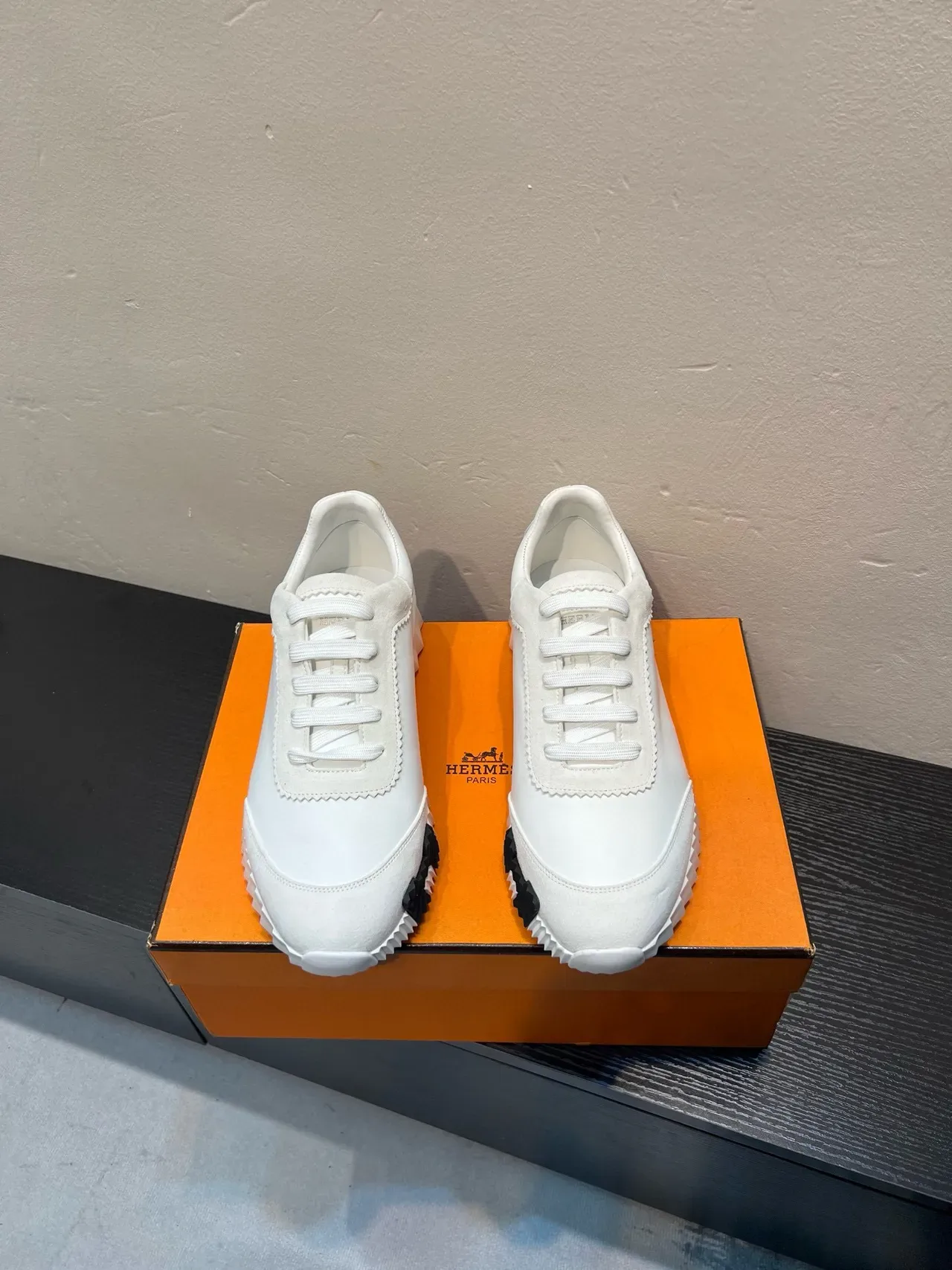 Hermès H Zapatillas Lifestyle Blancas Marrones de Cuero-Suede Híbridas con Detalle de Costura en Zigzag 2