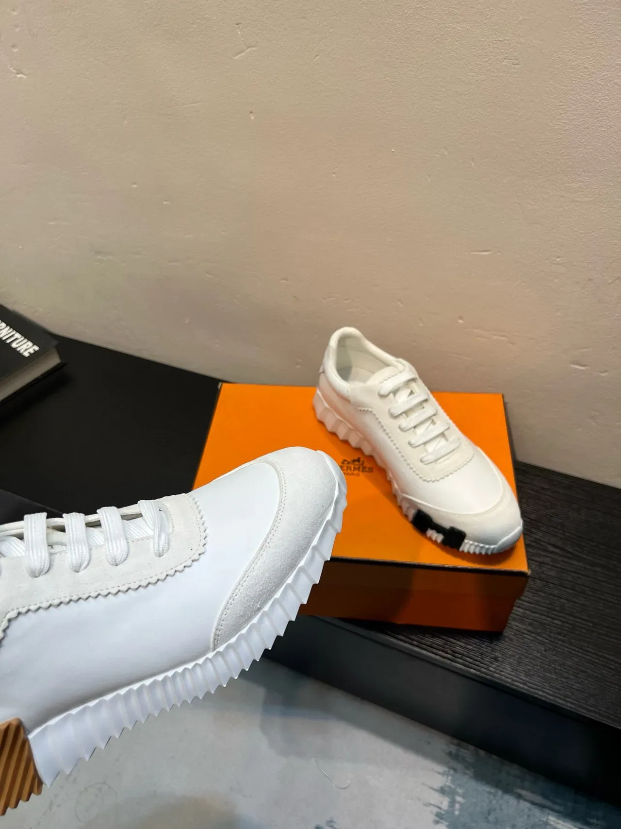Hermès H Zapatillas Lifestyle Blancas Marrones de Cuero-Suede Híbridas con Detalle de Costura en Zigzag 3