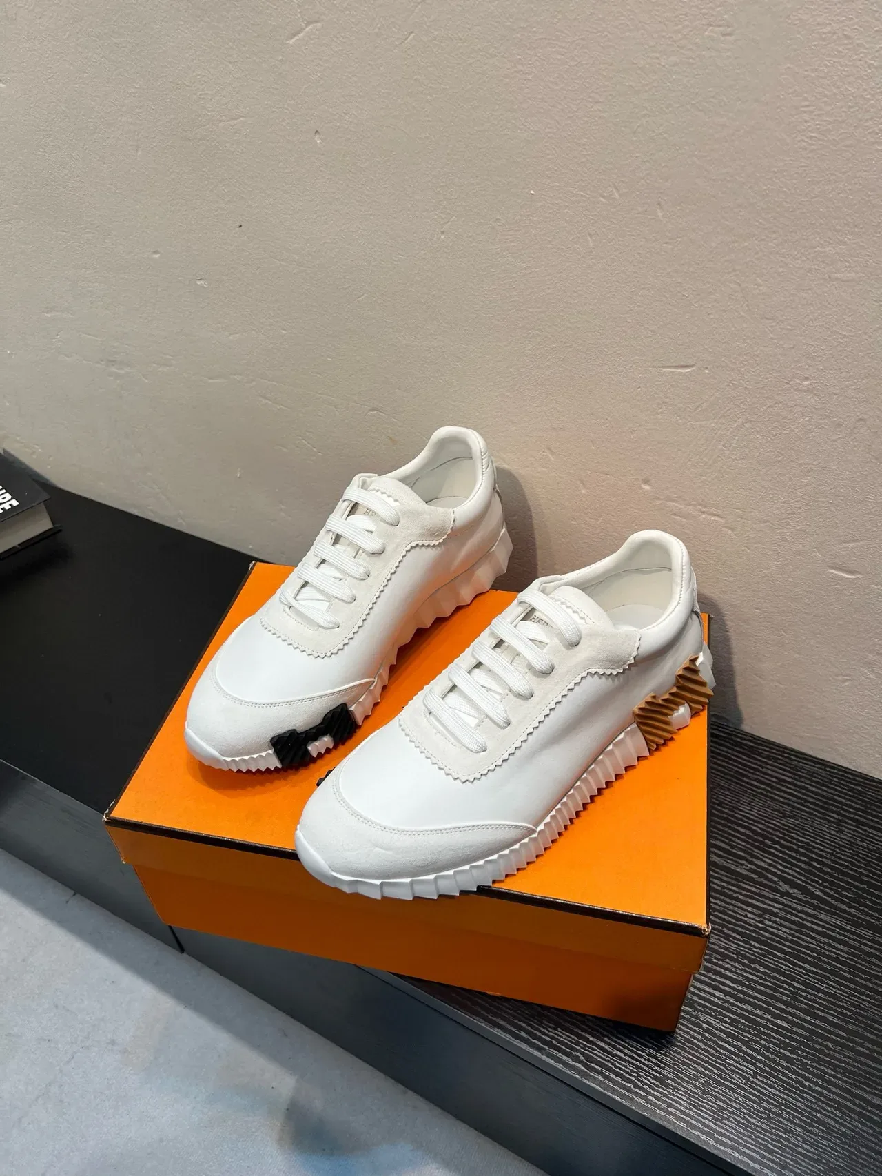 Hermès H Zapatillas Lifestyle Blancas Marrones de Cuero-Suede Híbridas con Detalle de Costura en Zigzag 4