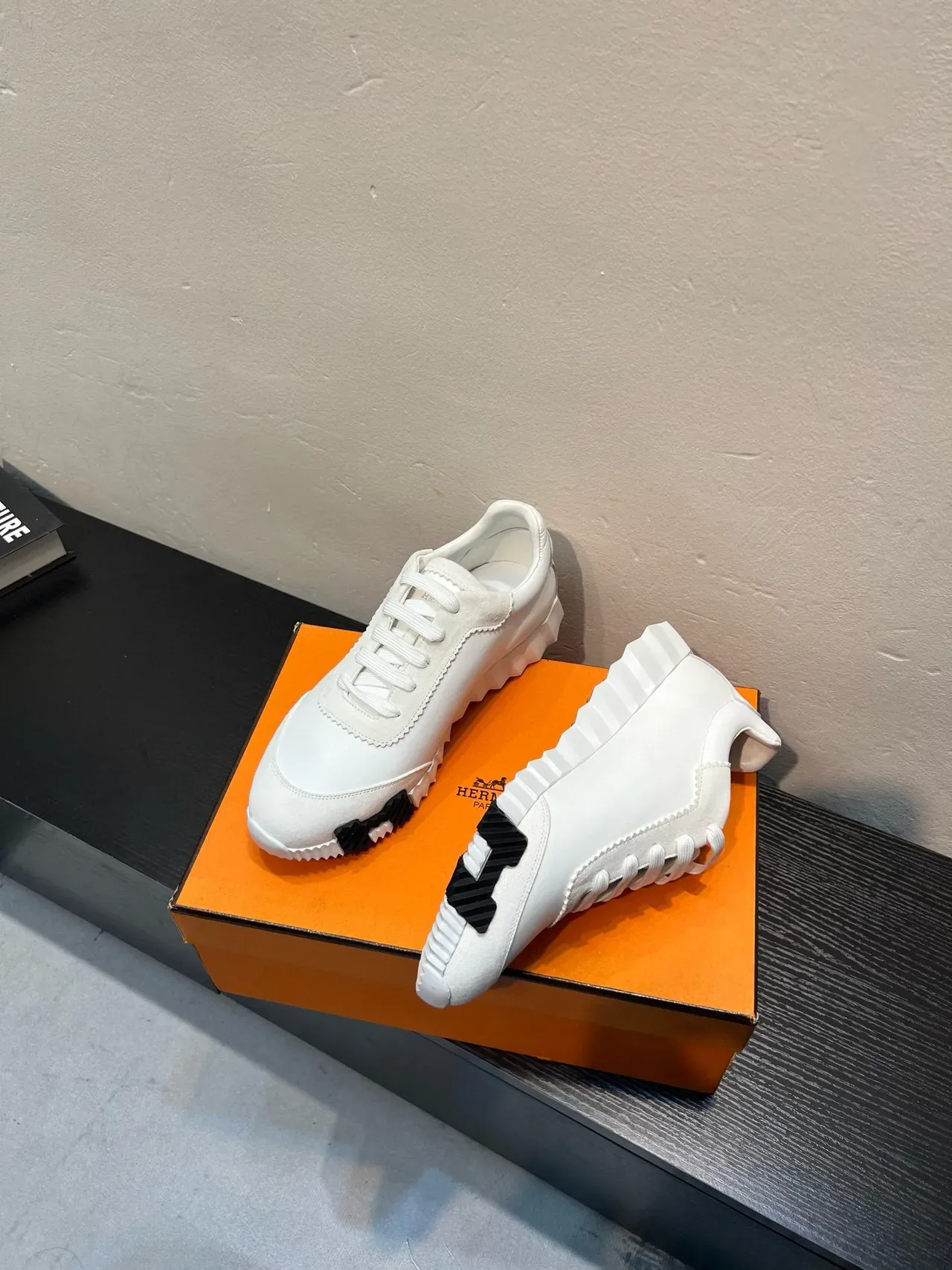 Hermès H Zapatillas Lifestyle Blancas Marrones de Cuero-Suede Híbridas con Detalle de Costura en Zigzag 5