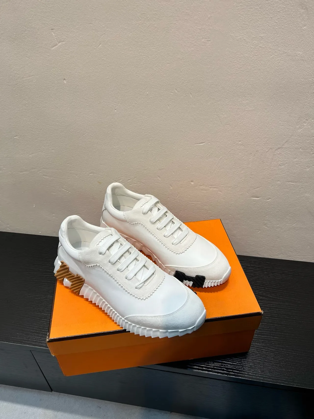 Hermès H Zapatillas Lifestyle Blancas Marrones de Cuero-Suede Híbridas con Detalle de Costura en Zigzag 6