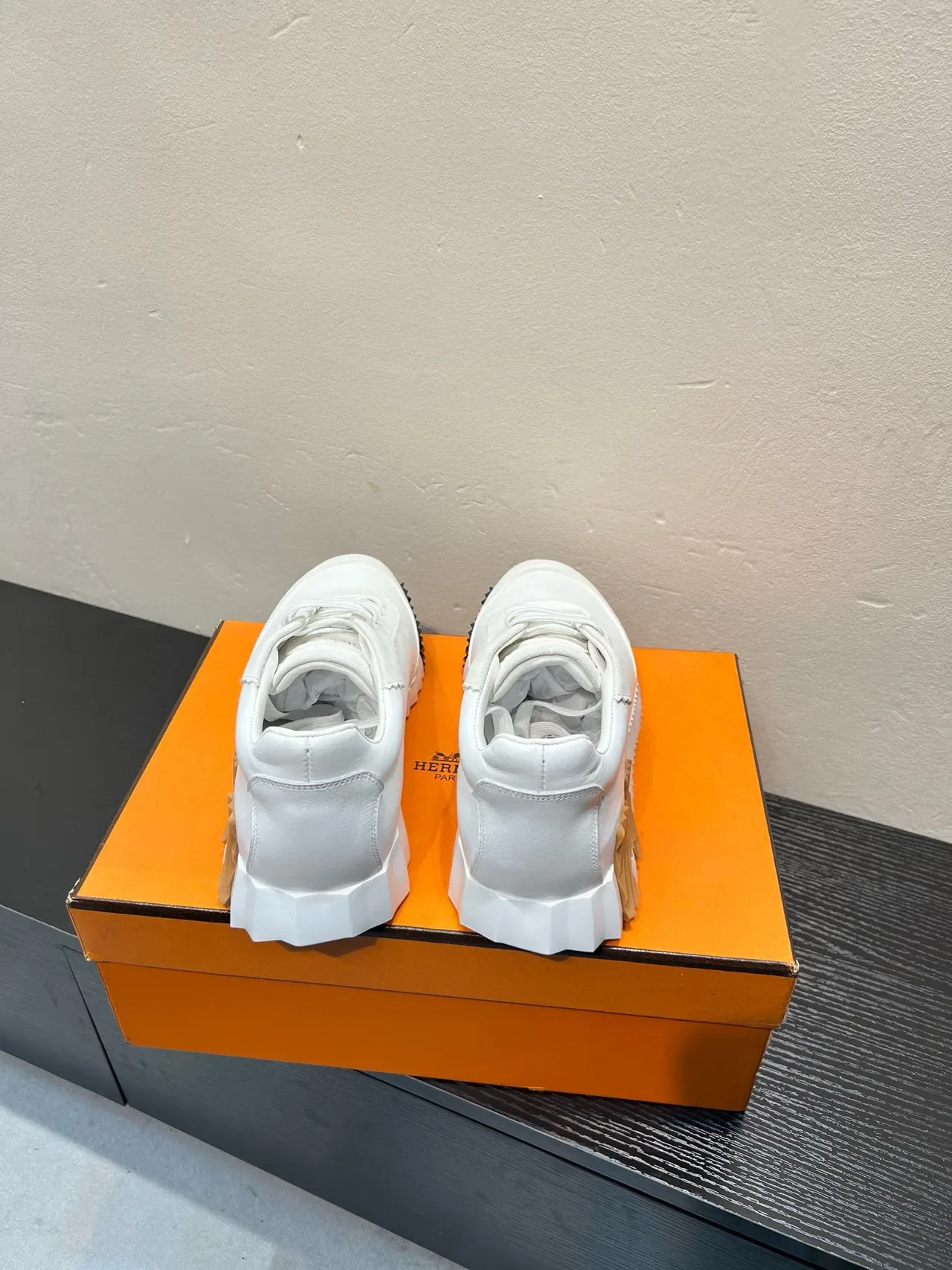 Hermès H Zapatillas Lifestyle Blancas Marrones de Cuero-Suede Híbridas con Detalle de Costura en Zigzag 7