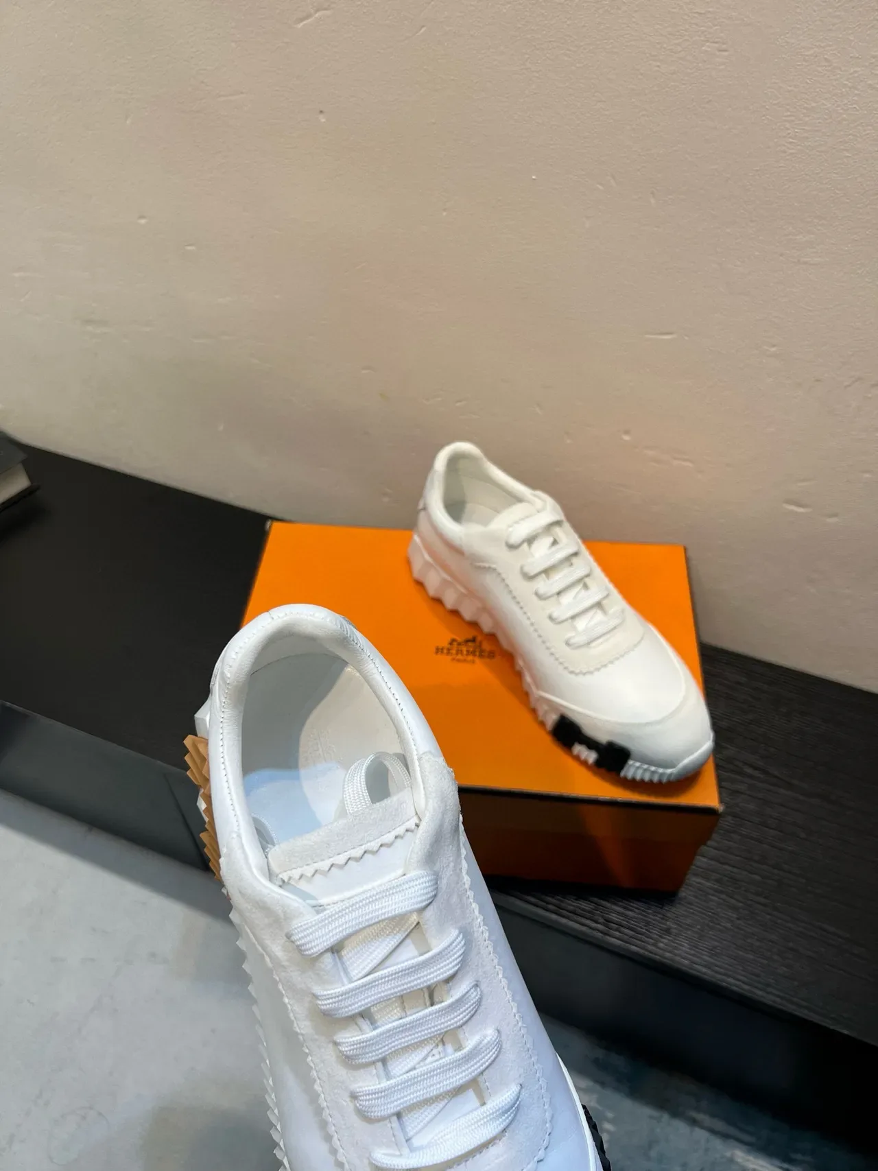 Hermès H Zapatillas Lifestyle Blancas Marrones de Cuero-Suede Híbridas con Detalle de Costura en Zigzag 8