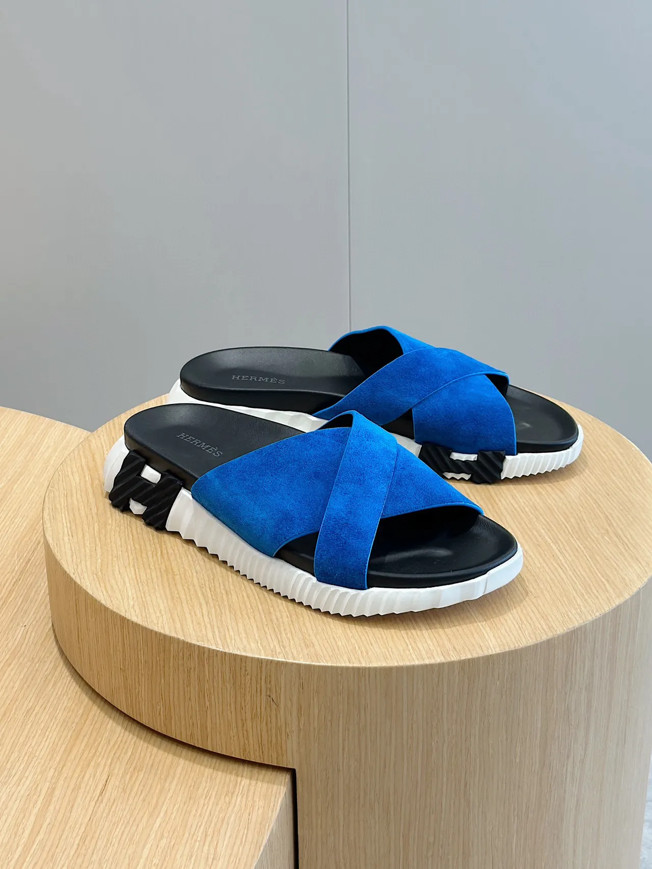 Hermès Oran Sandalias de Ante Azul con Correa Cruzada 3