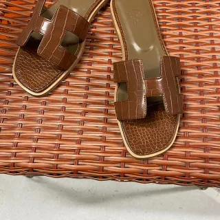 Hermès Oran বাদামী ক্রক-এমবসড লেদার এইচ-স্ট্র্যাপ স্যান্ডাল