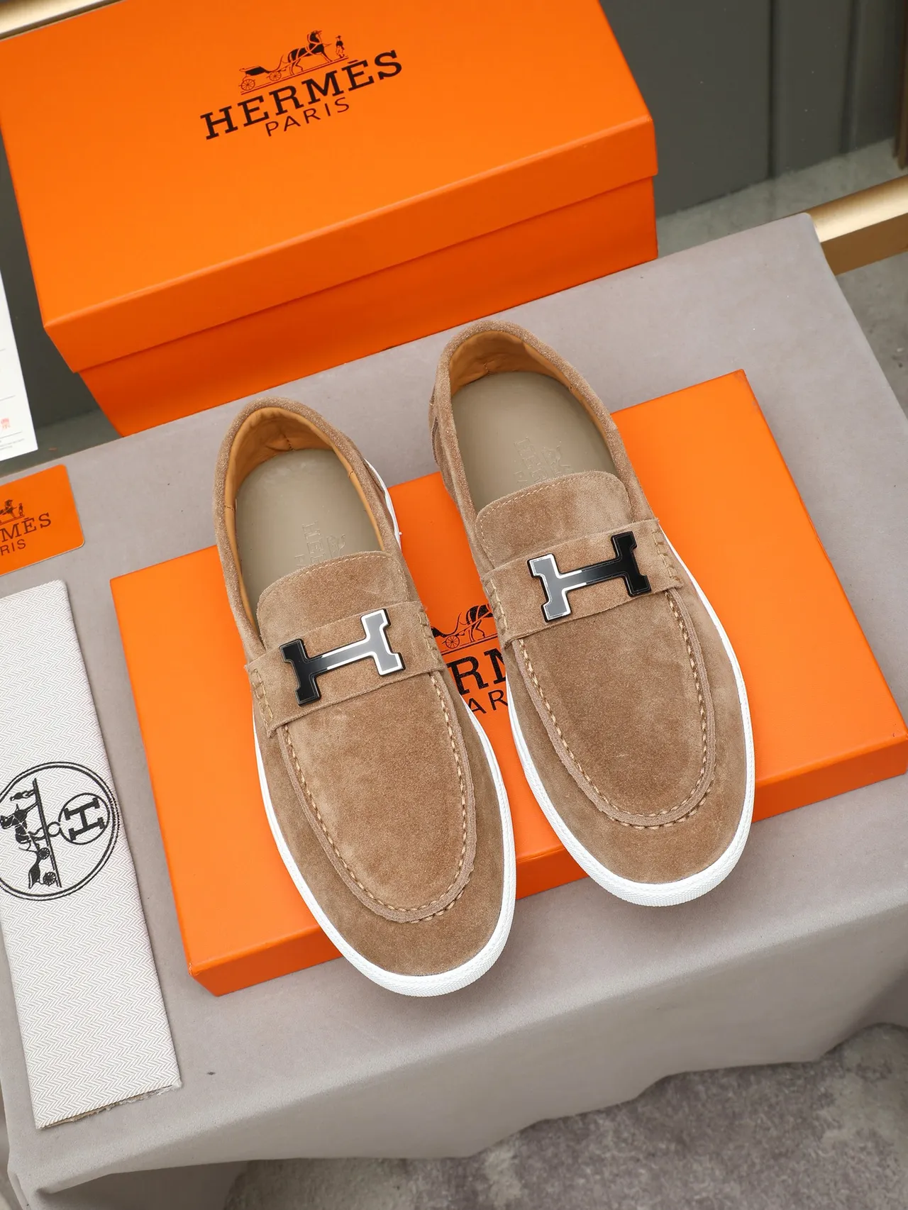 Hermès Oran parte superior de ante marrón blanco correa con hebilla H loafers 3