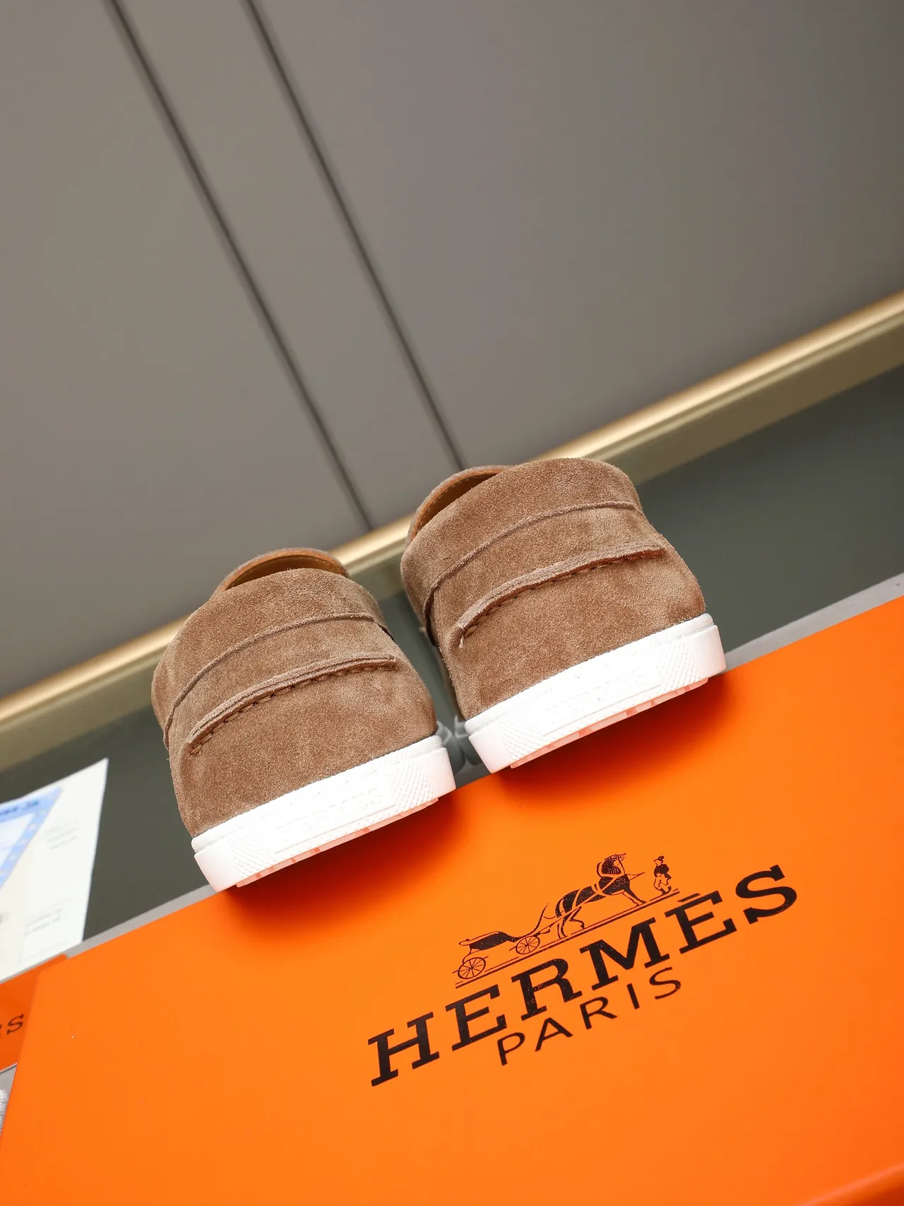 Hermès Oran parte superior de ante marrón blanco correa con hebilla H loafers 4