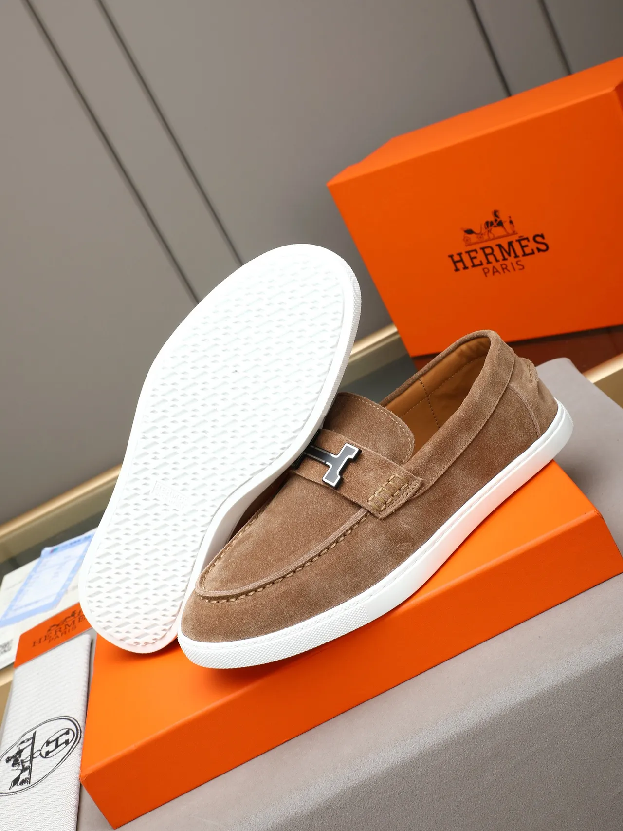 Hermès Oran parte superior de ante marrón blanco correa con hebilla H loafers 5
