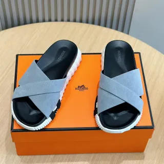 Hermès Oran ग्रे ब्लैक क्रॉस-स्ट्रैप सूड-टेक्स्चर्ड स्लिपर्स