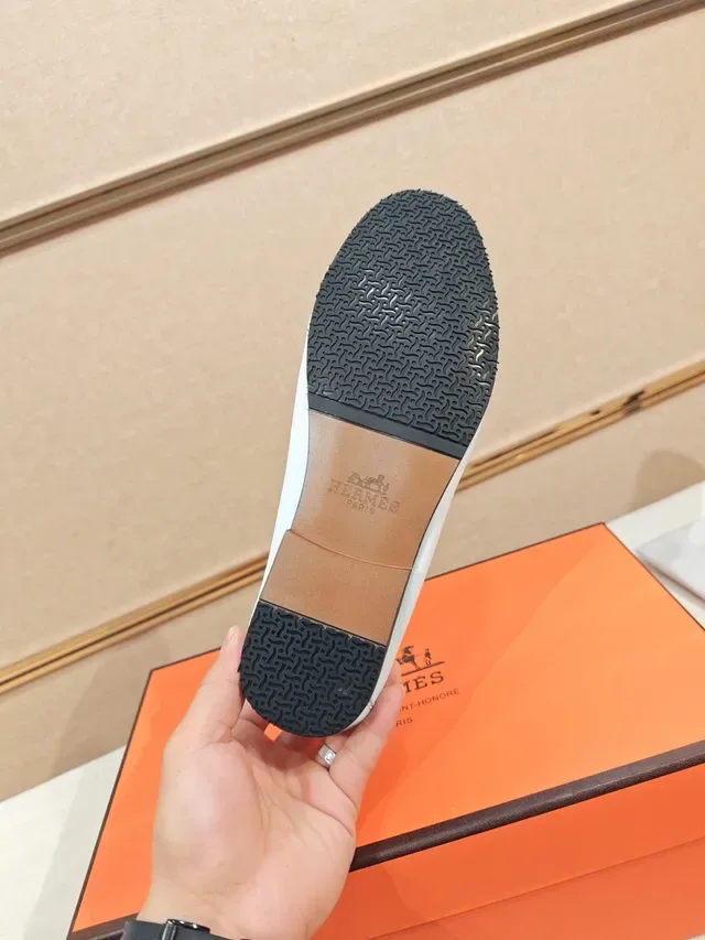 لوفر Hermès Oran من الجلد الأبيض بإبزيم ذهبي 2