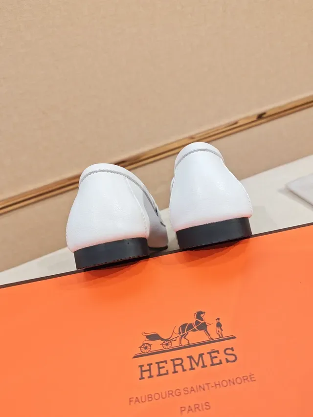 لوفر Hermès Oran من الجلد الأبيض بإبزيم ذهبي 3