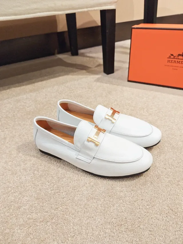 لوفر Hermès Oran من الجلد الأبيض بإبزيم ذهبي 4