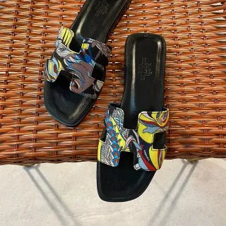 Hermès Oran tecido estampado multicolor alça H-Strap chinelos