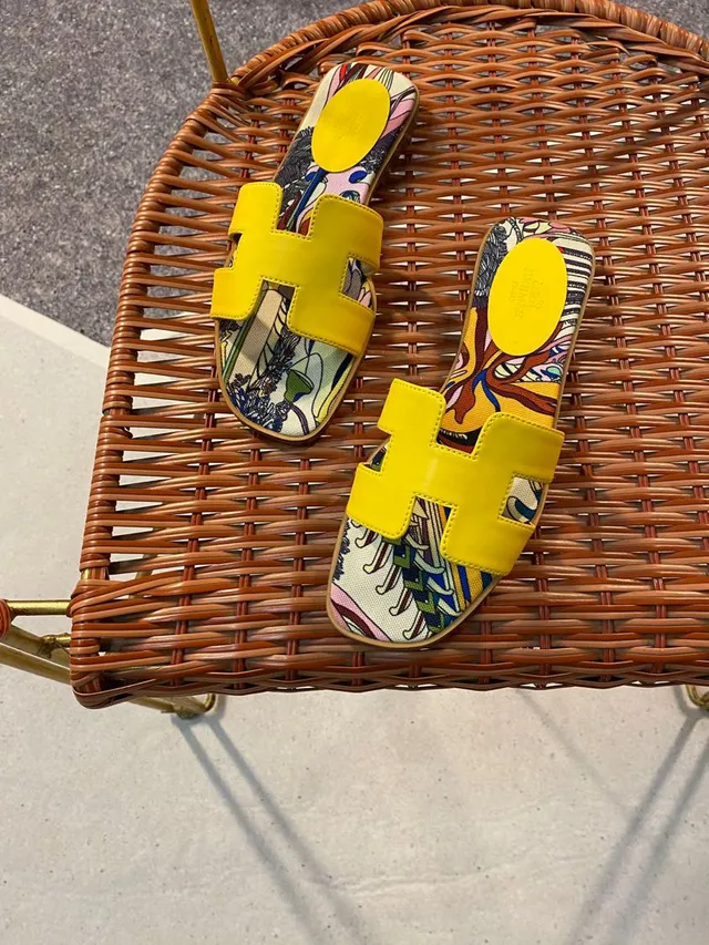 Hermès Oran Slide صنادل صفراء متعددة الألوان مطبوعة من القماش 1