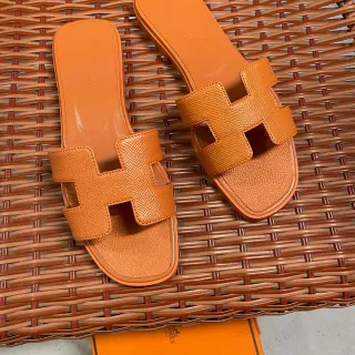 Hermès Sandálias de couro texturizado com tira em forma de H de cor laranja