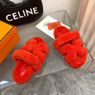 Hermès কমলা লাল নরম শিয়ারলিং-এর মতো উপরের ডাবল ওয়াইড স্ট্র্যাপ স্লিপার্স