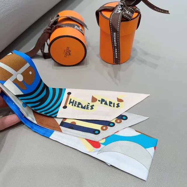 Hermès Foulard de Soie Imprimé Graphique 4
