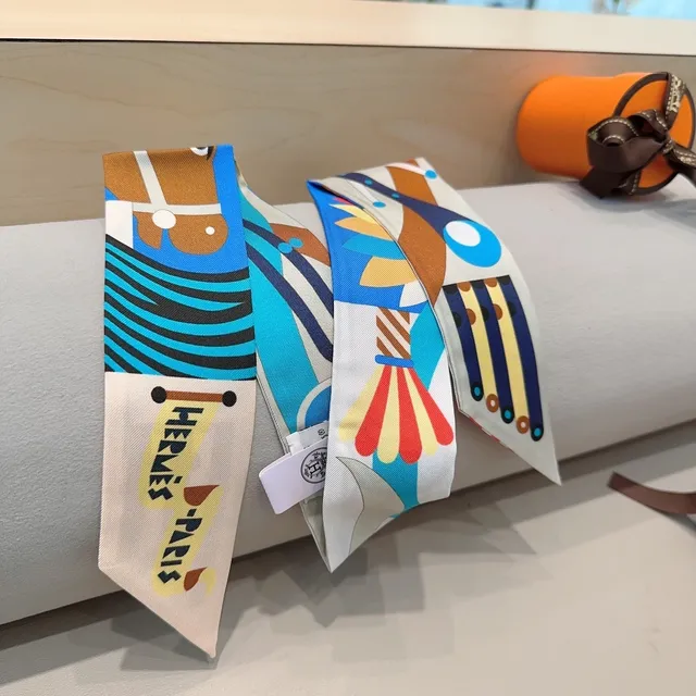 Hermès Foulard de Soie Imprimé Graphique 7