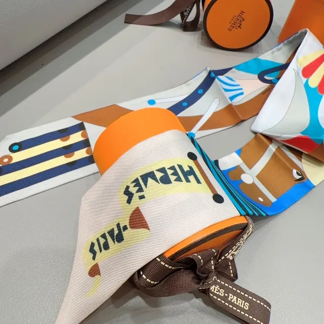 Hermès Foulard de Soie Imprimé Graphique 8