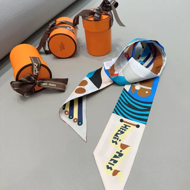 Hermès Foulard de Soie Imprimé Graphique 9