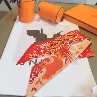 Hermès লাল কমলা এবং ক্রিম রঙের মুদ্রিত রেশম স্কার্ফ