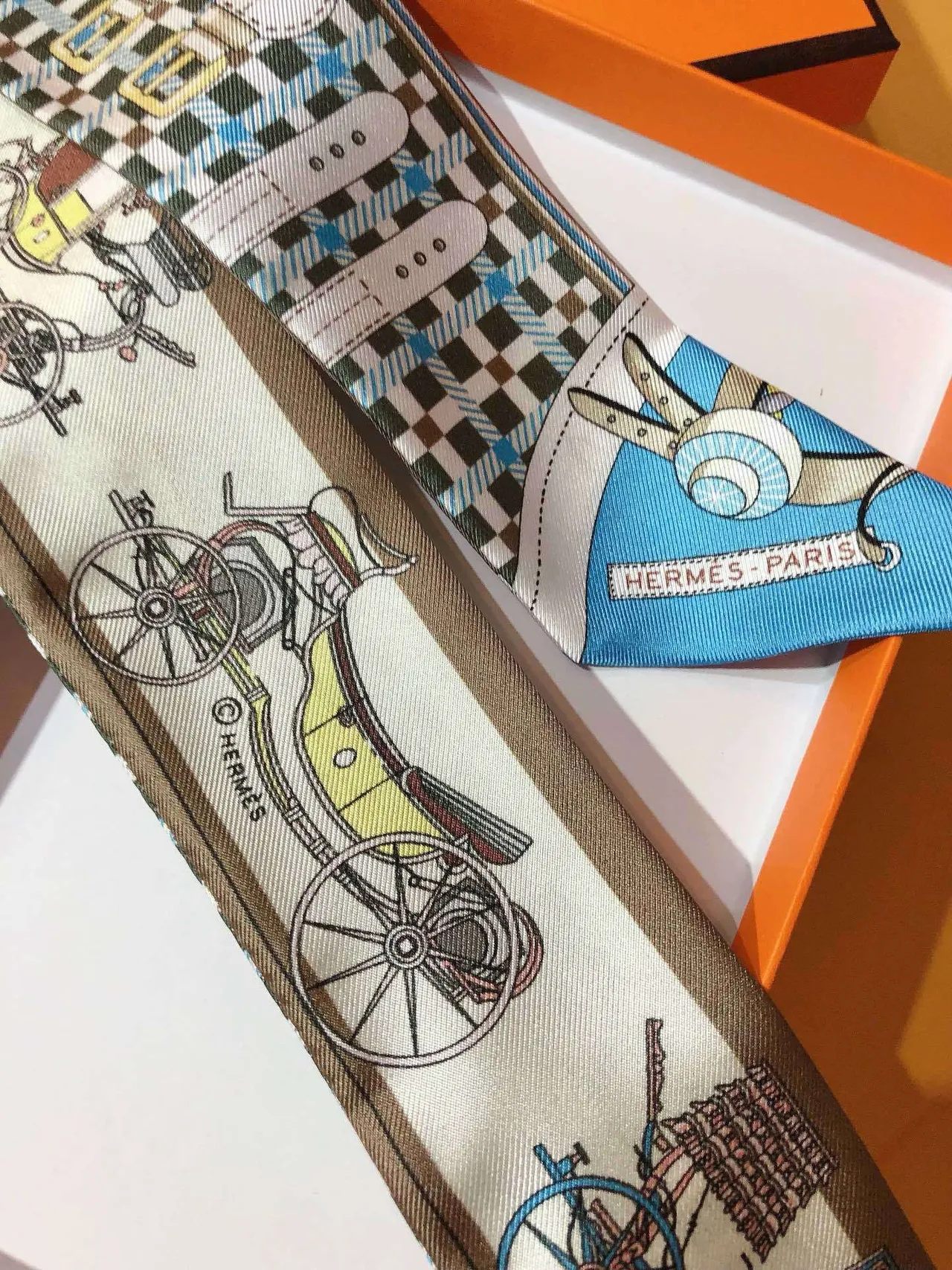 Hermès Twilly وشاح بني أزرق ضيق مطبوع نقش عربة حرير 4