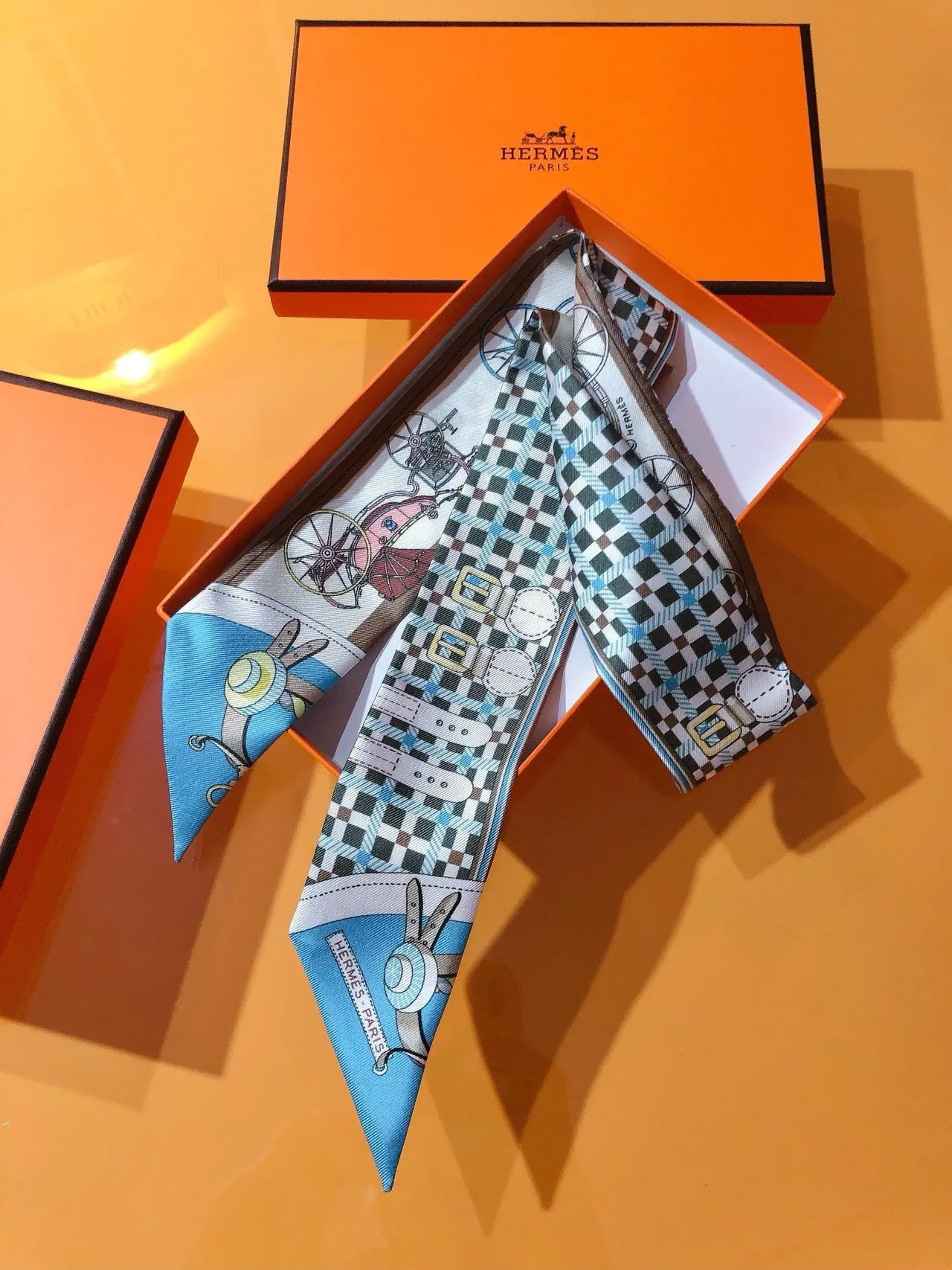 Hermès Twilly وشاح بني أزرق ضيق مطبوع نقش عربة حرير 6