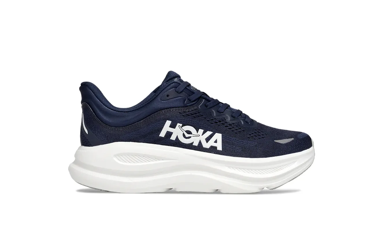 Hoka Clifton Navy White حذاء جري بـ Upper من الـ Engineered Mesh والـ Midsole Sculpted السميكة 2