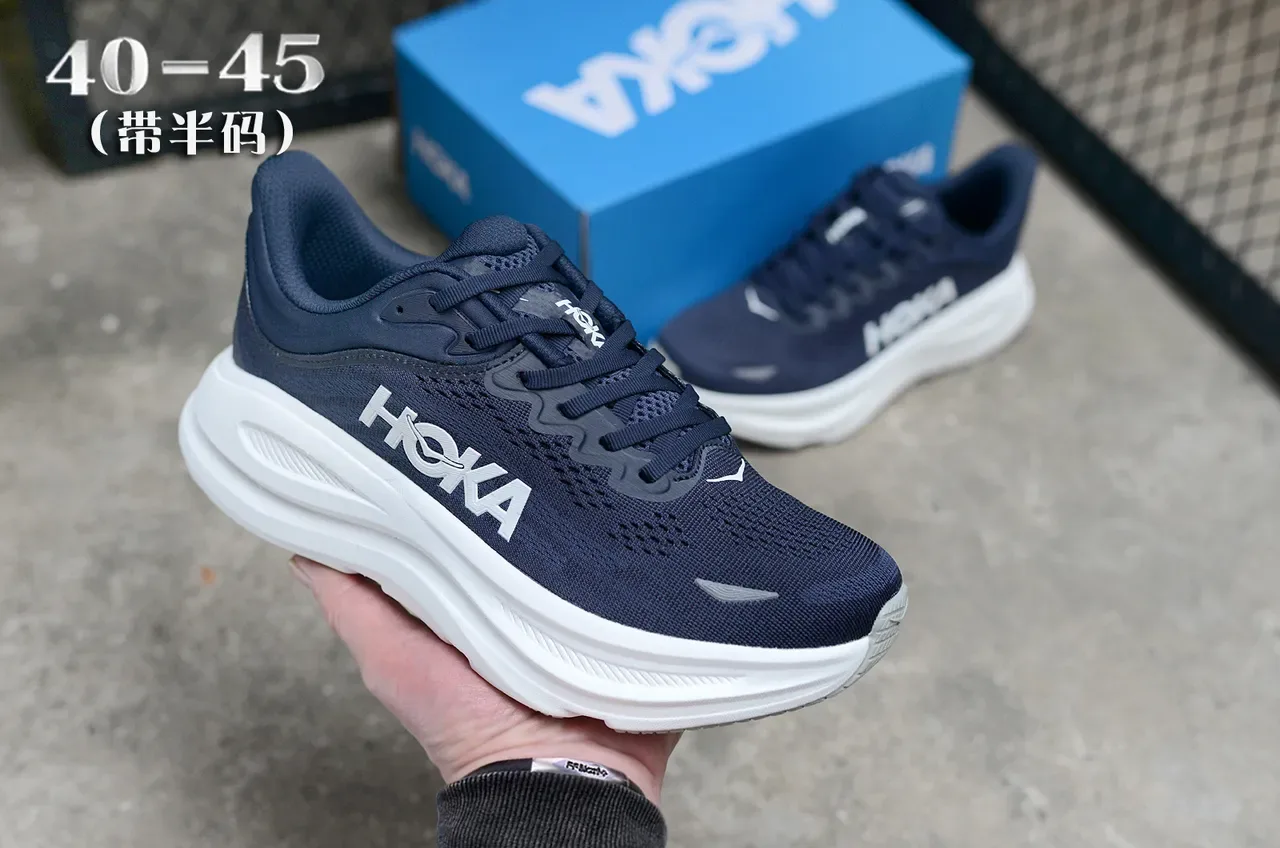 Hoka Clifton Navy White حذاء جري بـ Upper من الـ Engineered Mesh والـ Midsole Sculpted السميكة 3