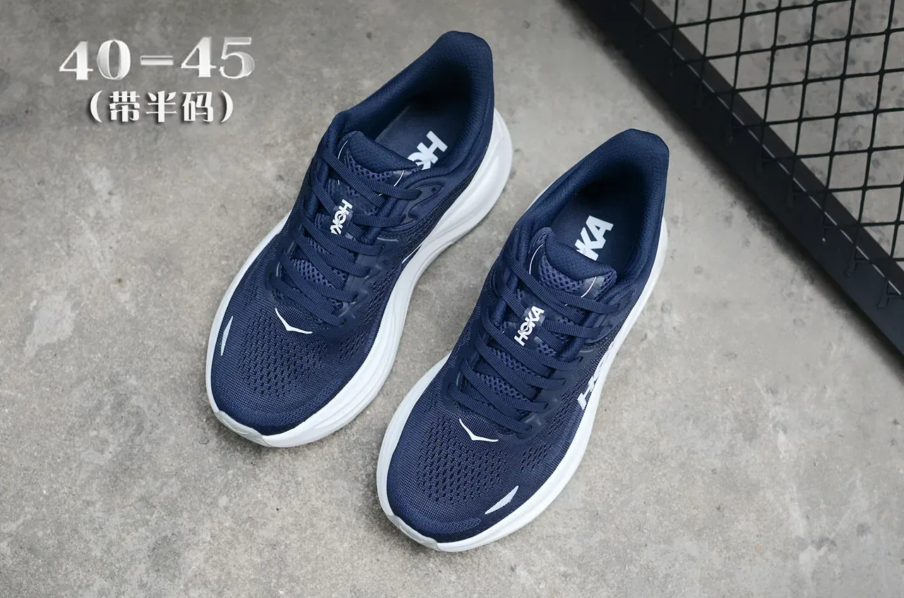 Hoka Clifton Navy White حذاء جري بـ Upper من الـ Engineered Mesh والـ Midsole Sculpted السميكة 4