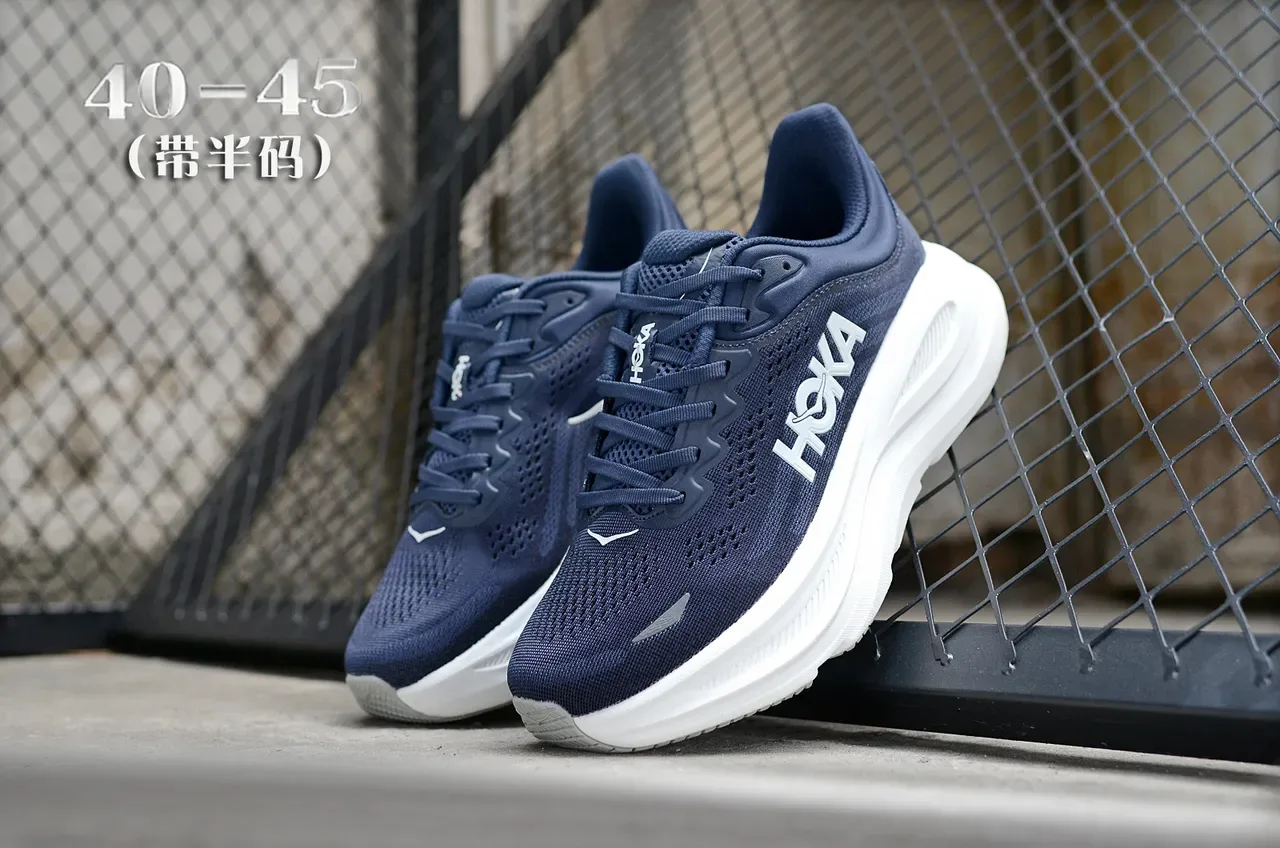Hoka Clifton Navy White حذاء جري بـ Upper من الـ Engineered Mesh والـ Midsole Sculpted السميكة 5