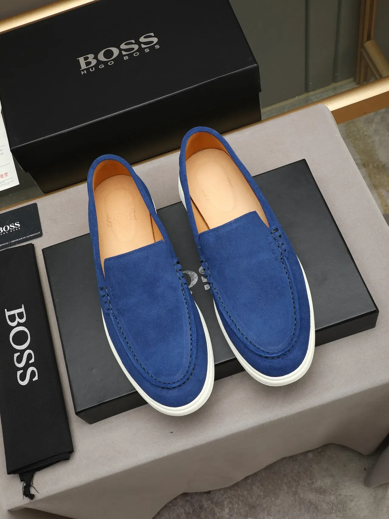 Hugo Boss Mocassin de Daim Bleu et Blanc à Bride Penny 2