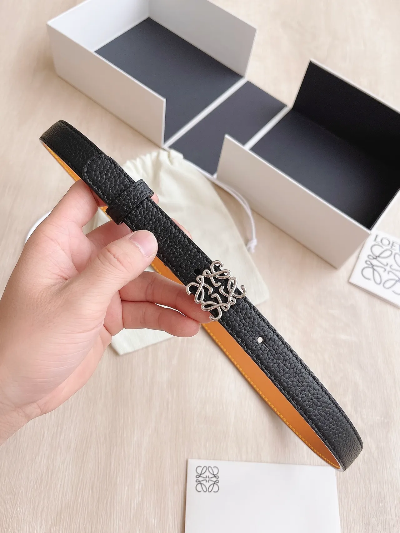 Loewe Anagram Belt কালো রূপালী সংকীর্ণ পেবল্ড লেদার বেল্ট 2