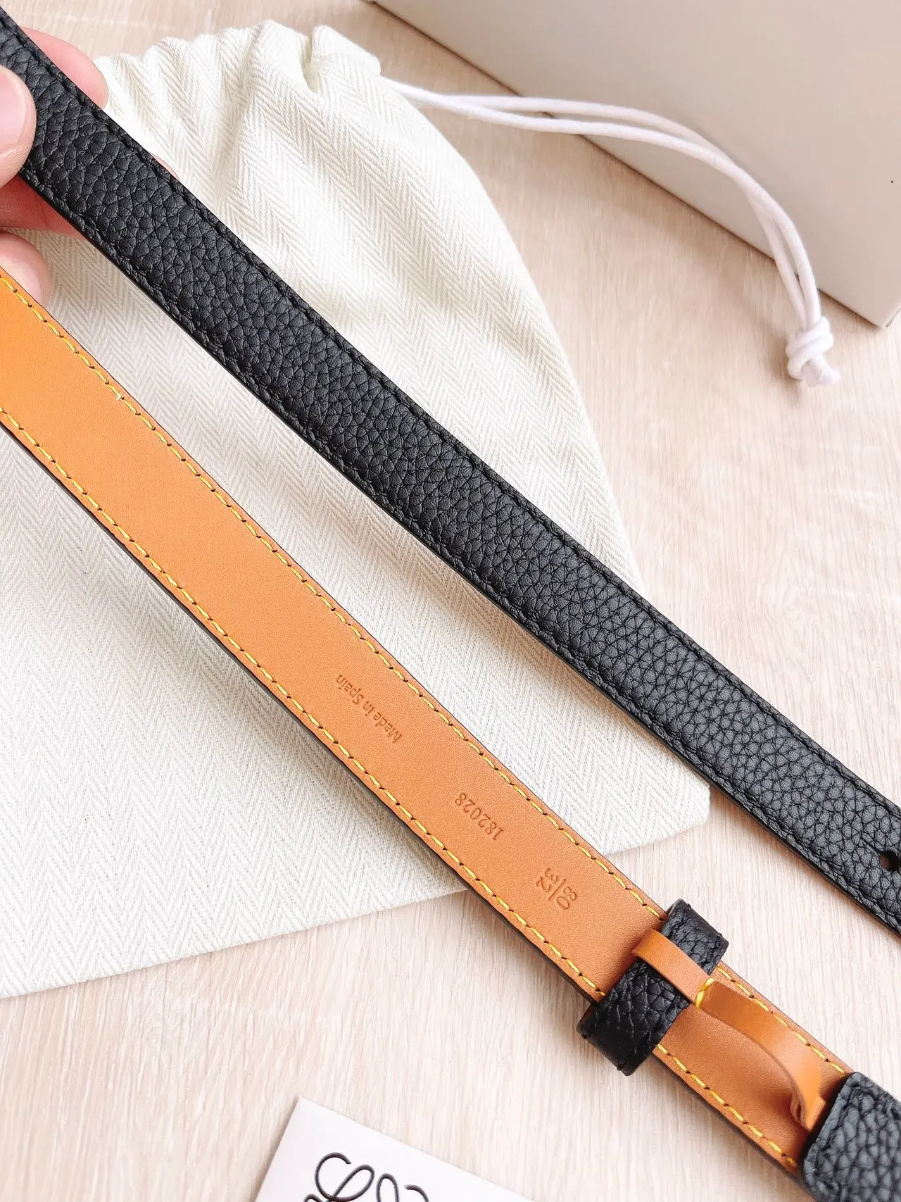 Loewe Anagram Belt কালো রূপালী সংকীর্ণ পেবল্ড লেদার বেল্ট 3