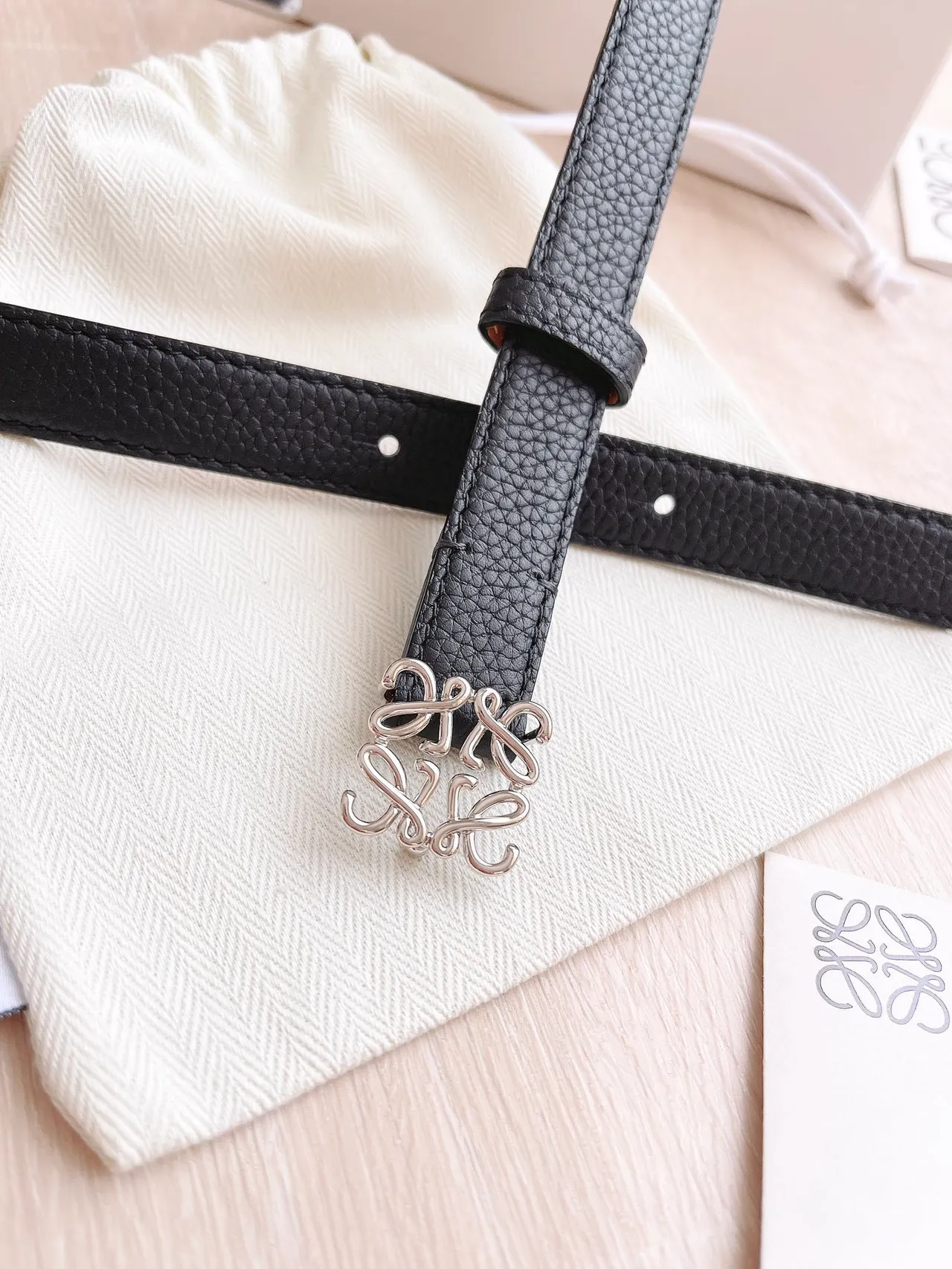 Loewe Anagram Belt কালো রূপালী সংকীর্ণ পেবল্ড লেদার বেল্ট 4